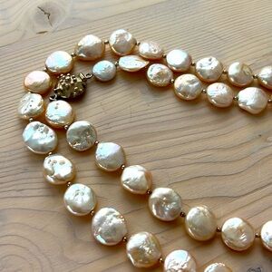 Necklace flat River pearls in shades of pink and white. With small silver balls